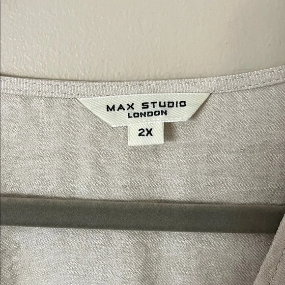 Max Studio Light Beige Crinkle V-Neck Tunic - Picture 2 of 3